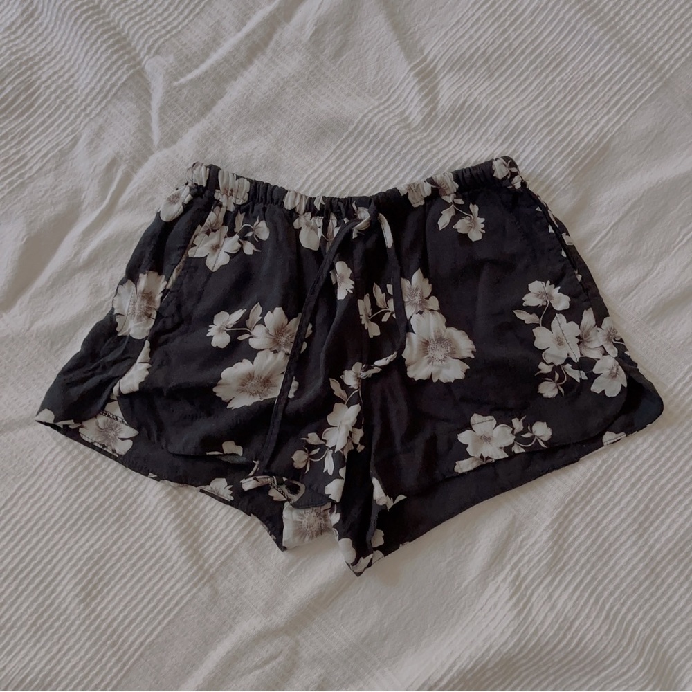 Brandy Melville eve shorts